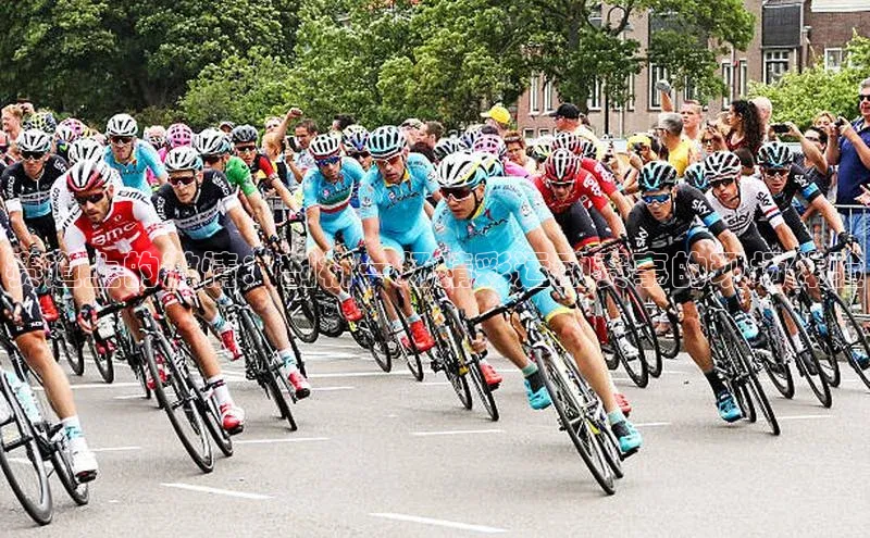 赛道上的激情：剖析一场精彩运动赛事的现场体验